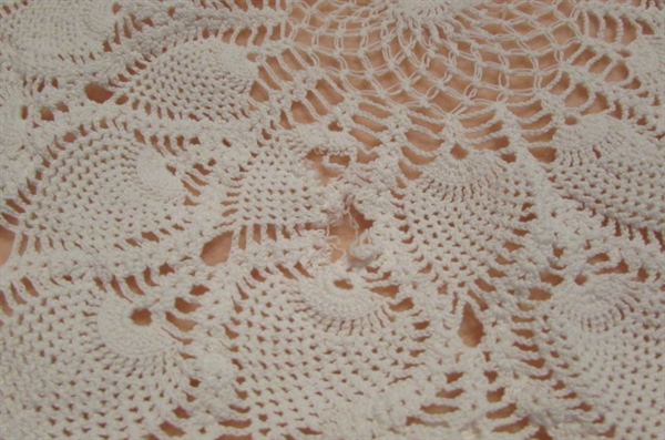 LARGE ASSORTMENT OF VINTAGE DOILIES & LINENS