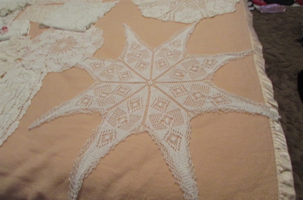 LARGE ASSORTMENT OF VINTAGE DOILIES & LINENS