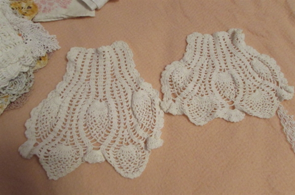 LARGE ASSORTMENT OF VINTAGE DOILIES & LINENS