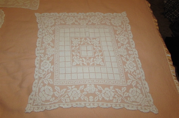 LARGE ASSORTMENT OF VINTAGE DOILIES & LINENS