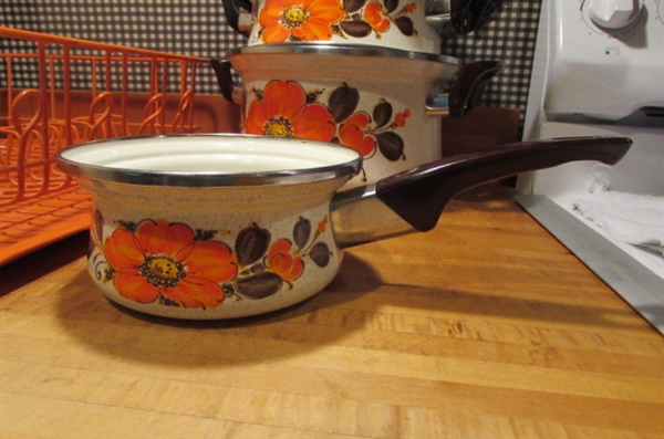 VINTAGE 1970'S DISHDRAIN & POTS AND PANS