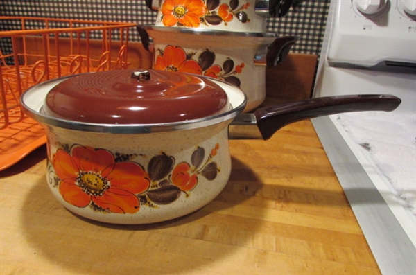VINTAGE 1970'S DISHDRAIN & POTS AND PANS