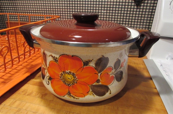 VINTAGE 1970'S DISHDRAIN & POTS AND PANS