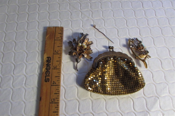ANTIQUE METAL COIN PURSE & VINTAGE BROOCHES