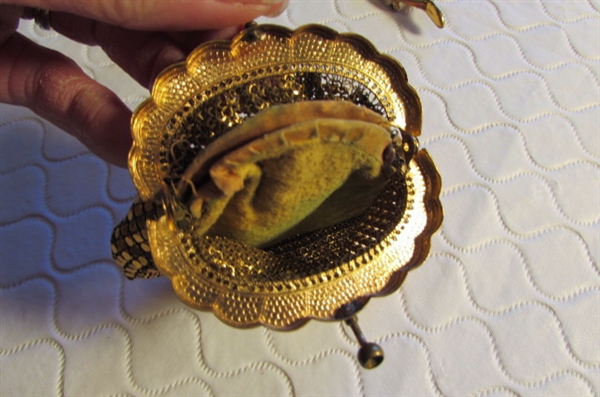 ANTIQUE METAL COIN PURSE & VINTAGE BROOCHES