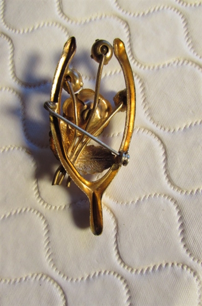 ANTIQUE METAL COIN PURSE & VINTAGE BROOCHES