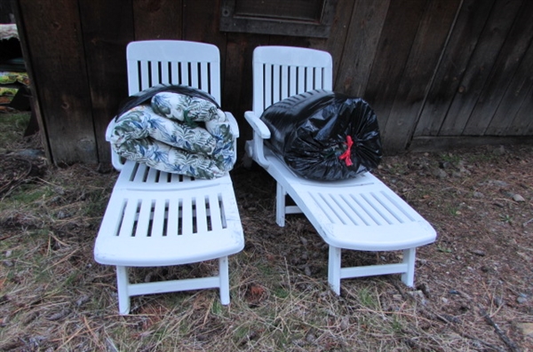 FOLDING LOUNGE CHAIRS & CUSHIONS