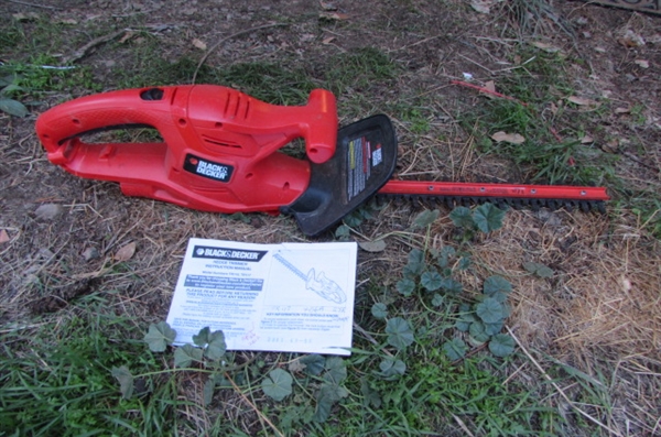 NEW BLACK & DECKER ELECTRIC HEDGE TRIMMER