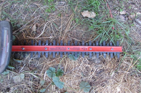NEW BLACK & DECKER ELECTRIC HEDGE TRIMMER