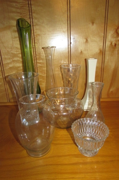 ASSORTMENT OF GLASS VASES