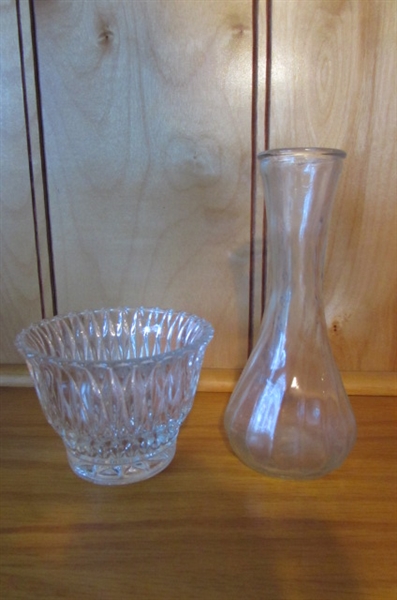 ASSORTMENT OF GLASS VASES