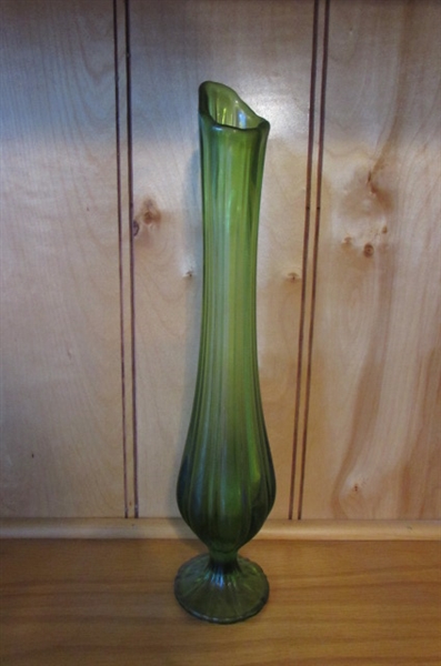 ASSORTMENT OF GLASS VASES
