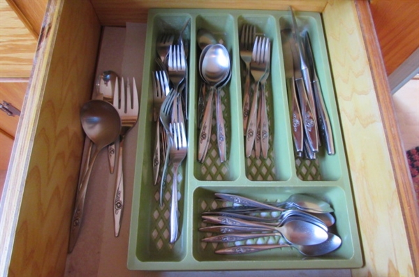 VINTAGE ONEIDA STAINLESS STEEL FLATWARE SET