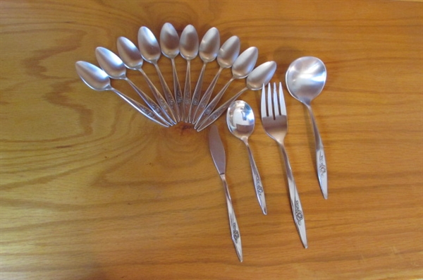 VINTAGE ONEIDA STAINLESS STEEL FLATWARE SET