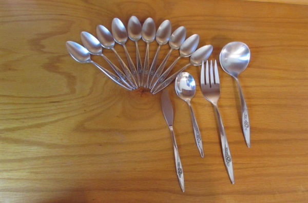 VINTAGE ONEIDA STAINLESS STEEL FLATWARE SET