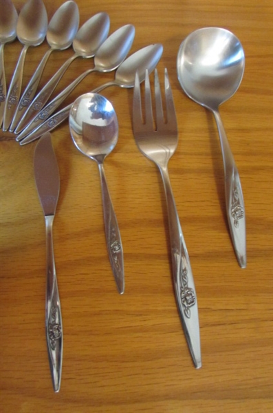 VINTAGE ONEIDA STAINLESS STEEL FLATWARE SET