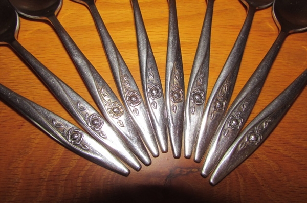 VINTAGE ONEIDA STAINLESS STEEL FLATWARE SET
