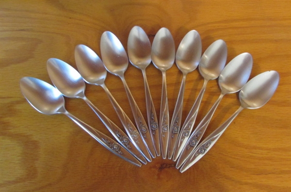 VINTAGE ONEIDA STAINLESS STEEL FLATWARE SET