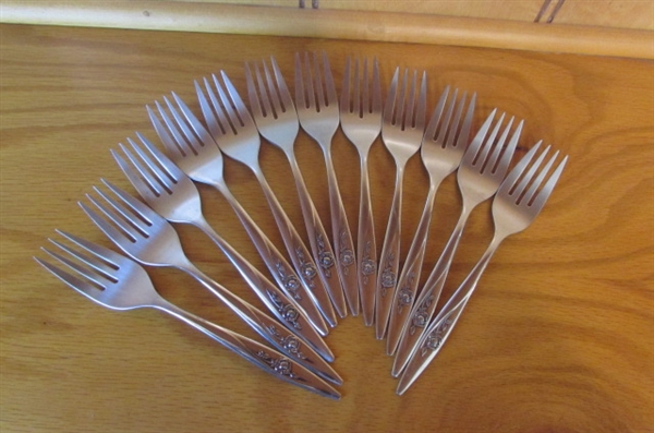 VINTAGE ONEIDA STAINLESS STEEL FLATWARE SET