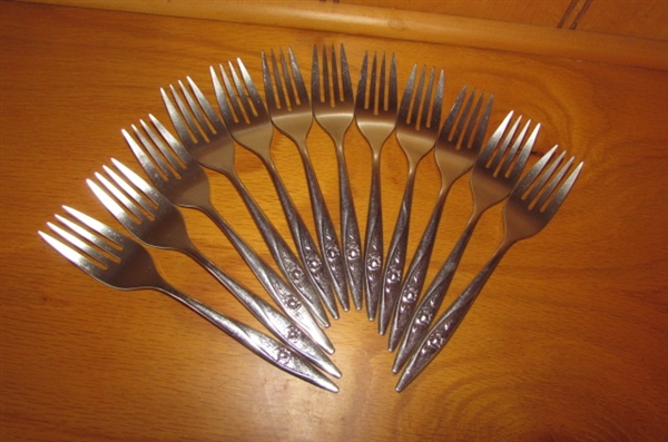 VINTAGE ONEIDA STAINLESS STEEL FLATWARE SET