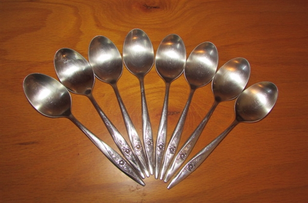 VINTAGE ONEIDA STAINLESS STEEL FLATWARE SET