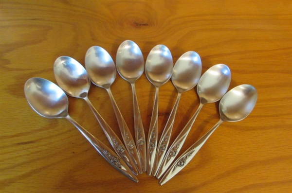 VINTAGE ONEIDA STAINLESS STEEL FLATWARE SET