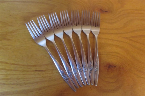 VINTAGE ONEIDA STAINLESS STEEL FLATWARE SET