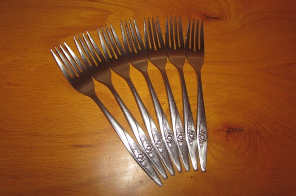 VINTAGE ONEIDA STAINLESS STEEL FLATWARE SET