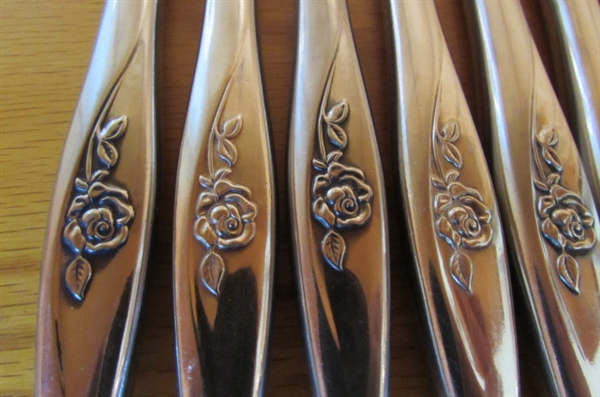 VINTAGE ONEIDA STAINLESS STEEL FLATWARE SET