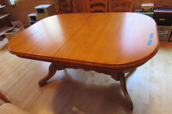STUNNING SOLID WOOD DINING TABLE & 6 CHAIRS