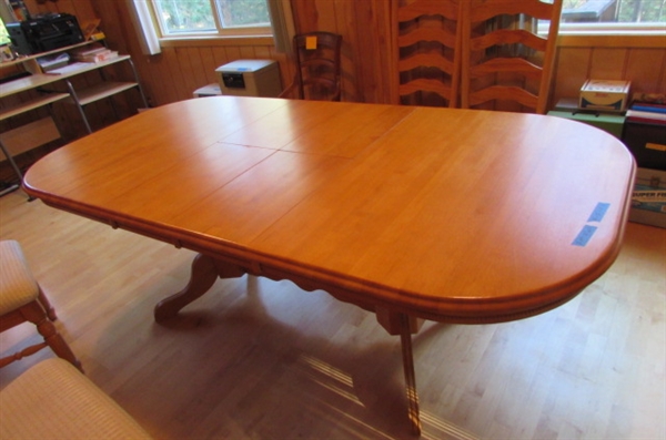 STUNNING SOLID WOOD DINING TABLE & 6 CHAIRS