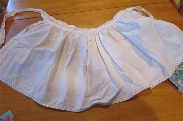 PLACEMATS, TABLECLOTHS & APRONS