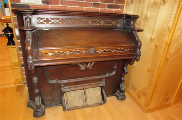 ANTIQUE MASON & HAMLIN HARMONIUM