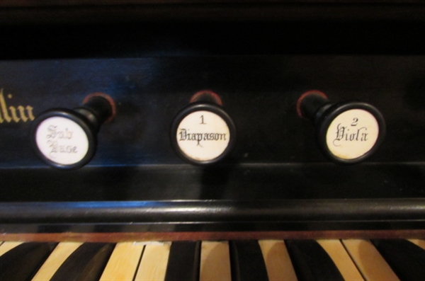 ANTIQUE MASON & HAMLIN HARMONIUM