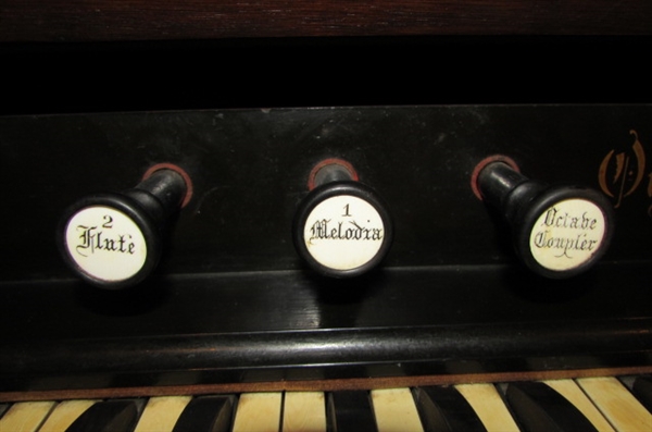 ANTIQUE MASON & HAMLIN HARMONIUM