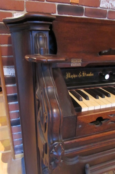 ANTIQUE MASON & HAMLIN HARMONIUM
