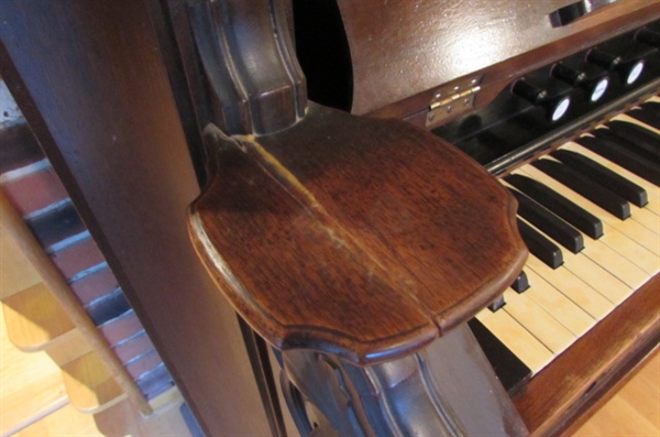 ANTIQUE MASON & HAMLIN HARMONIUM