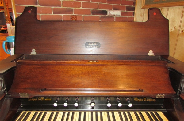 ANTIQUE MASON & HAMLIN HARMONIUM