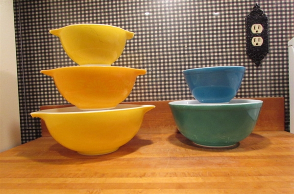 VINTAGE PYREX NESTING BOWLS AND MIXING BOWLS