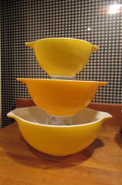 VINTAGE PYREX NESTING BOWLS AND MIXING BOWLS