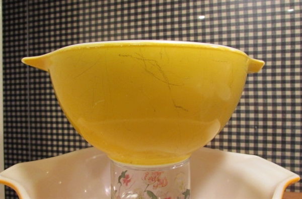 VINTAGE PYREX NESTING BOWLS AND MIXING BOWLS
