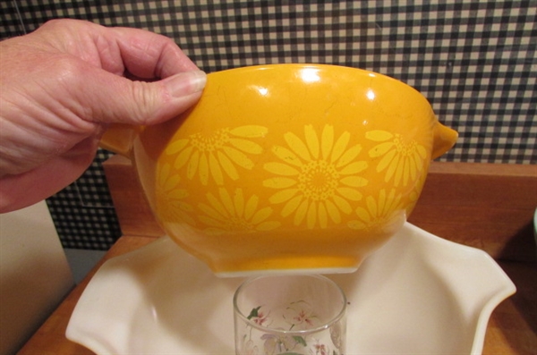 VINTAGE PYREX NESTING BOWLS AND MIXING BOWLS