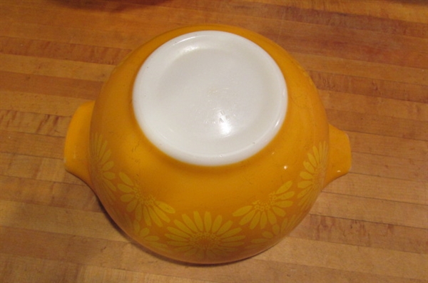 VINTAGE PYREX NESTING BOWLS AND MIXING BOWLS