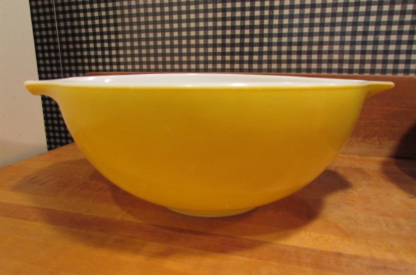 VINTAGE PYREX NESTING BOWLS AND MIXING BOWLS