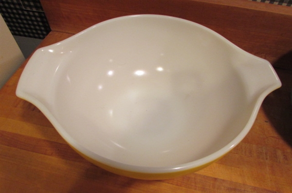 VINTAGE PYREX NESTING BOWLS AND MIXING BOWLS