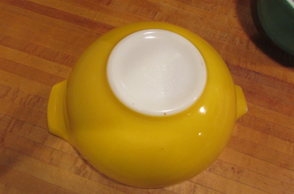 VINTAGE PYREX NESTING BOWLS AND MIXING BOWLS
