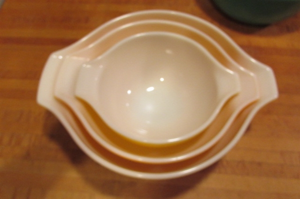 VINTAGE PYREX NESTING BOWLS AND MIXING BOWLS