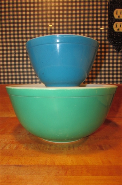 VINTAGE PYREX NESTING BOWLS AND MIXING BOWLS