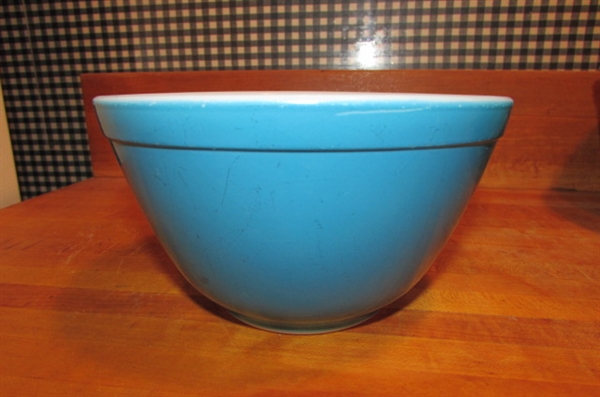 VINTAGE PYREX NESTING BOWLS AND MIXING BOWLS