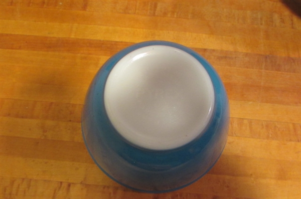 VINTAGE PYREX NESTING BOWLS AND MIXING BOWLS